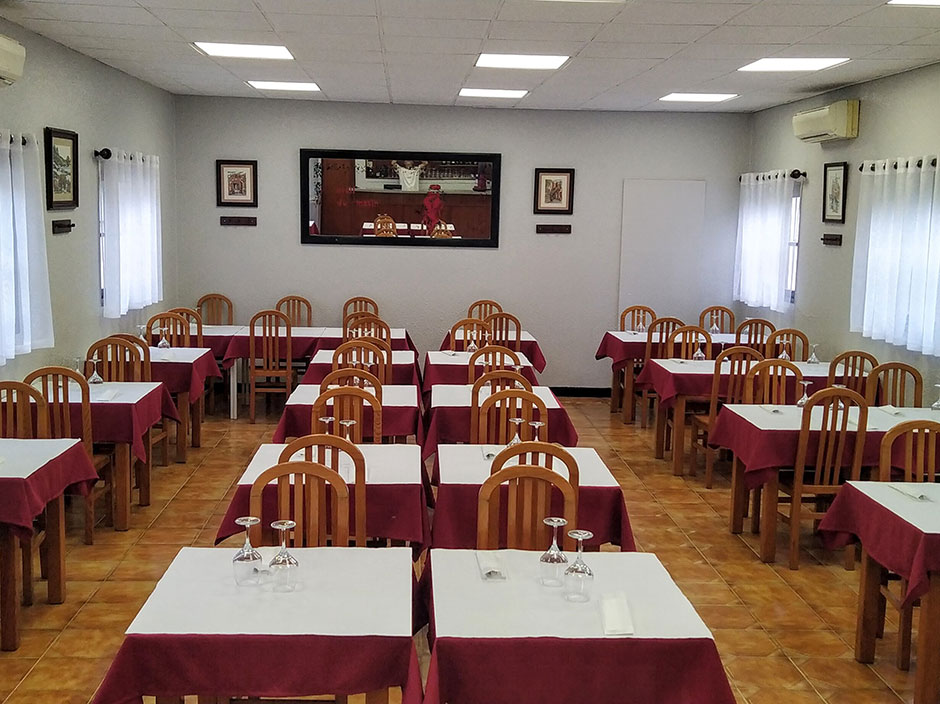 Nesta imagem podemos ver uma parte da sala composta mas sem pratos nas mesas.